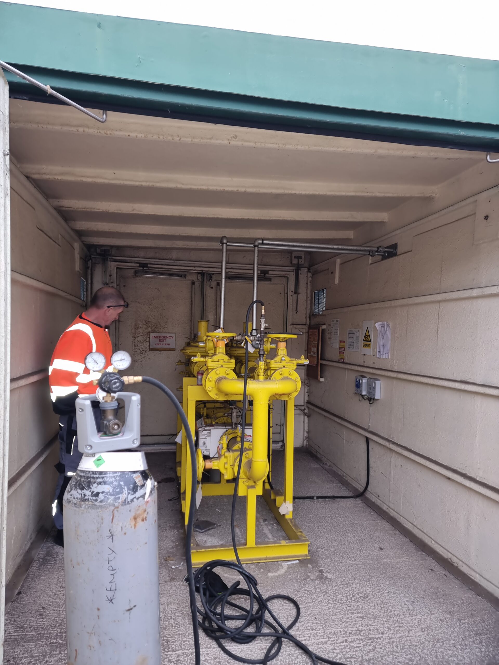 Nitrogen gas purging of an industrial gas supply from a medium pressure gas meter rig